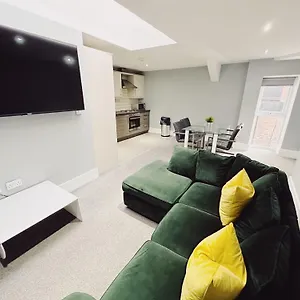 2 Bedroom In The Heart Of - Spacious - Sleeps 7 Apartment