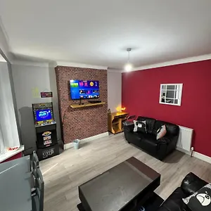 Giga Residential 4 Bedrooms, 8 Guests , Near Centre, Arcade Machine, Sky Tv, Netflix, Free Wifi, Free Parking Holiday home